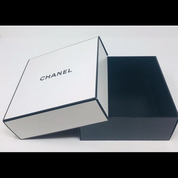 CHANEL Black and WhiteBox 8.25